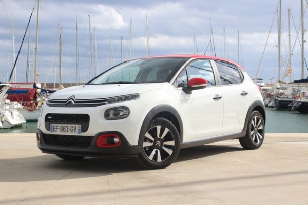 Групата Stellantis с 14 марки може да има много работа през 2023 г. Дори и да не се очакват скоро, Alfa Romeo и Giulia Stelvio ще навършат съответно 7 и 8 години, както Chrysler Pacifica, представен през януари 2016 г., но чийто фейслифт е от февруари 2020 г.

По-важен е случаят с третото поколение на Citroen C3, което е на пазара от юни 2016 г. и чието ново поколение може да бъде един от непосредствените приоритети на френската марка.

Що се отнася до Fiat, три от неговите модели ще бъдат на 7 или 8 години - Mobi и Toro в Бразилия - съответно от април 2016 г. и октомври 2015 г., както и Tipo, разкрит през май 2015 г. След миналогодишния рестайлинг, Jeep Compass не се очаква скоро да получи ново поколение, въпреки че настоящото беше представено през септември 2016 г.

Maserati Levante, което ще навърши 7 години през март, трябва да получи основен рестарт. И накрая, приоритет на Peugeot трябва да бъдат новите поколения 3008 и 5008, представени през септември 2016 г., но за момента нищо не е сигурно.